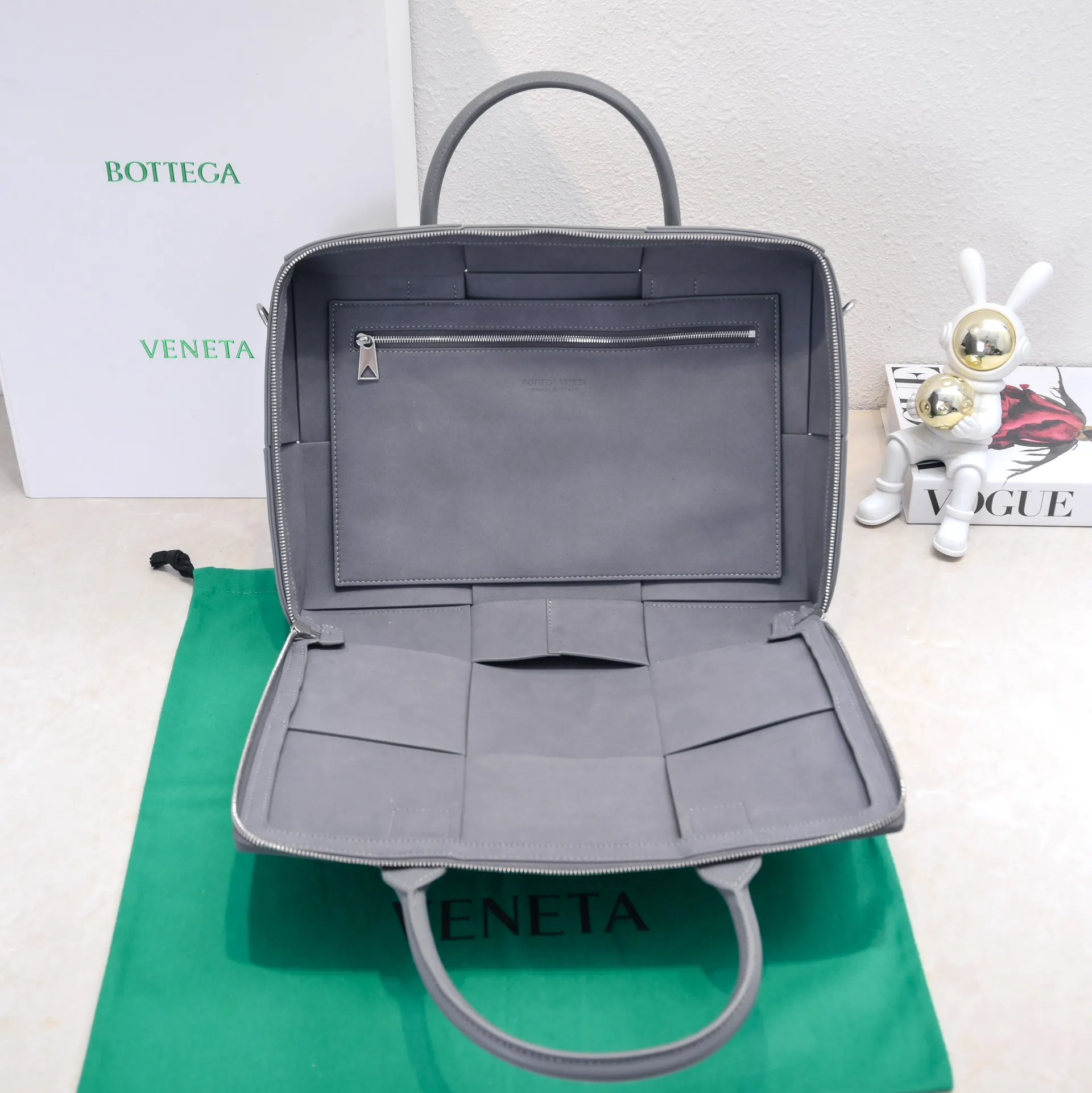 Batch 1880 Bottega Veneta large-lattice men's briefcase. The briefcase is a "value-for-money equipment" that all boys must have as soon as they step out of school. Whether you need to go to the office or go out to discuss business, nothing can better reflect your good taste and financial strength than a simple and elegant briefcase. It can be carried on one shoulder or cross-body to meet your different needs. The capacity is also super 🉑️ Style number: 6801 Size: 36*24*7.5cm